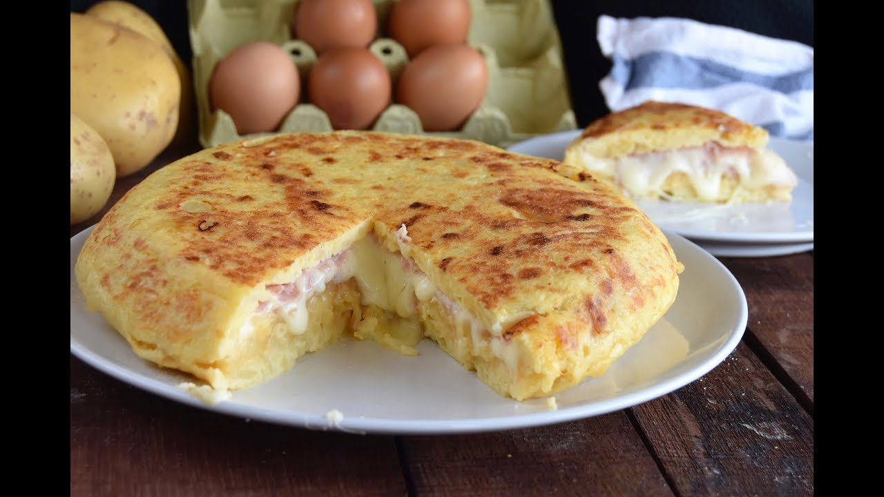 Tortilla de patatas rellena de jamón y queso