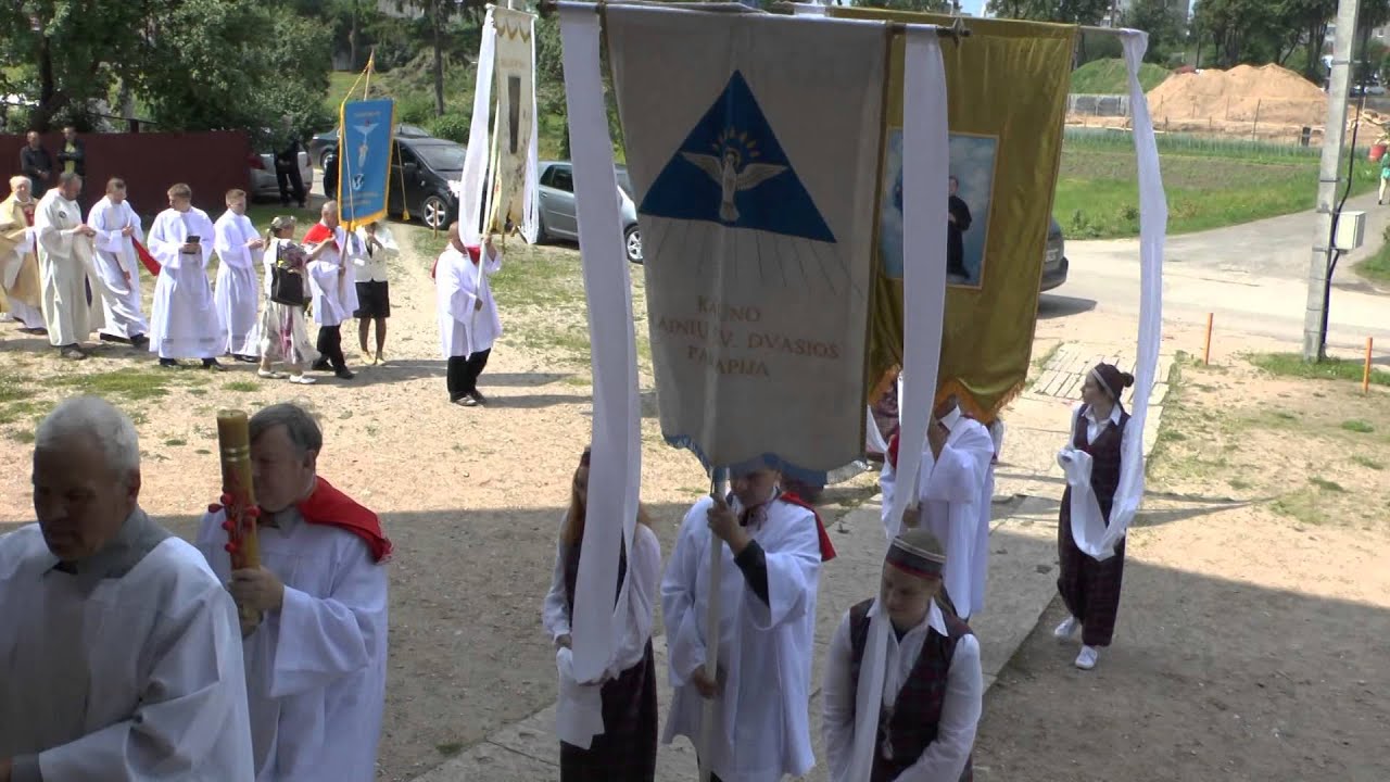 Vyskupas Kęstutis Kėvalas suteikia sutvirtinimo sakramentą Šilainių bažnyčioje 2014 06 08