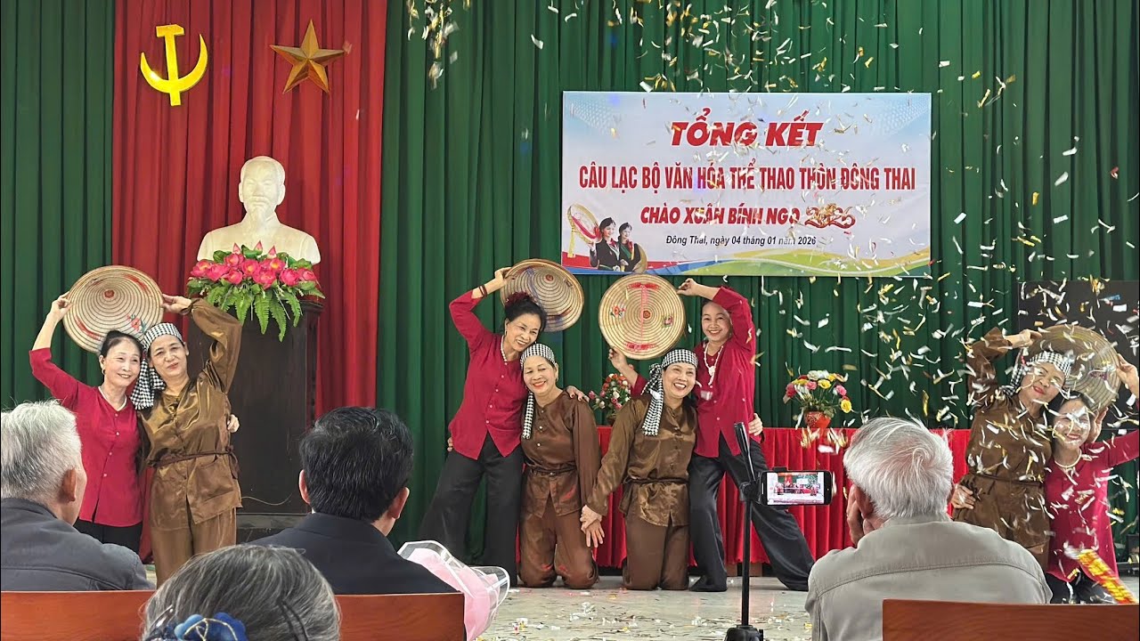 Múa: Hai quê. Trình bày: Đội dân vũ CLB thôn Đông Thai 
