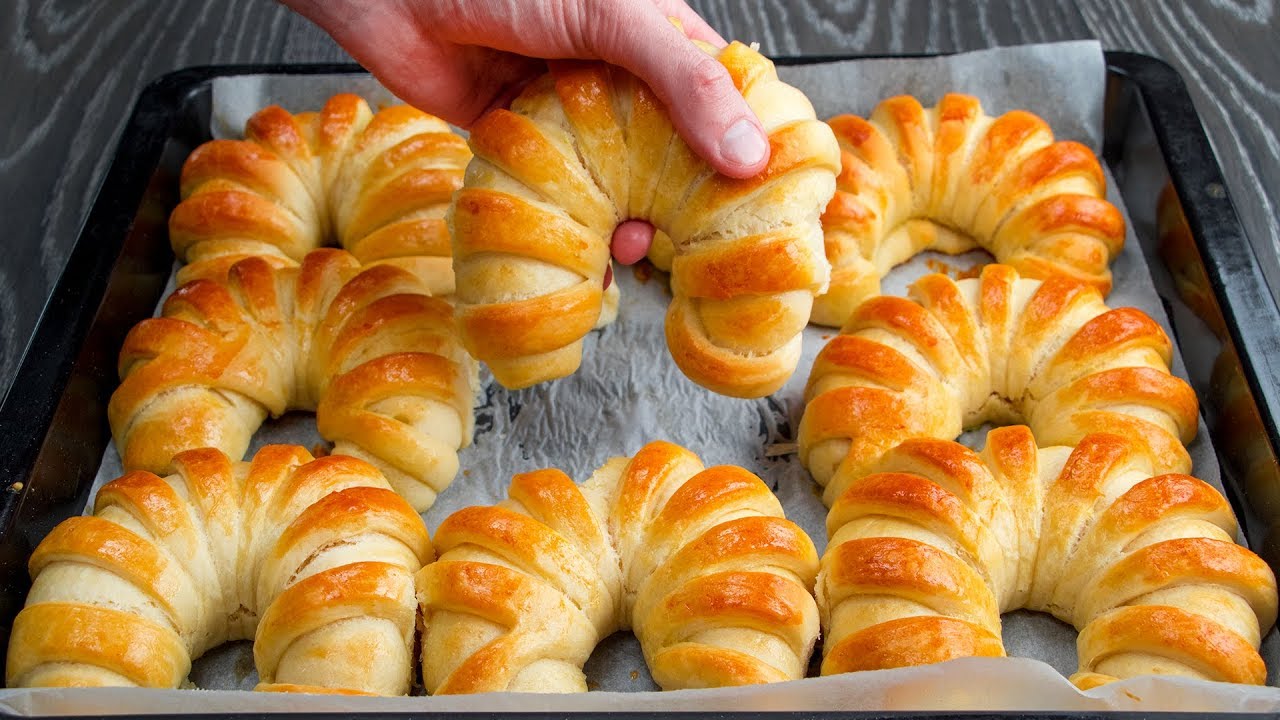 Soffici come una nuvola. I pi&ugrave; gustosi e morbidi cornetti alla ricotta. | Cookrate - Italia