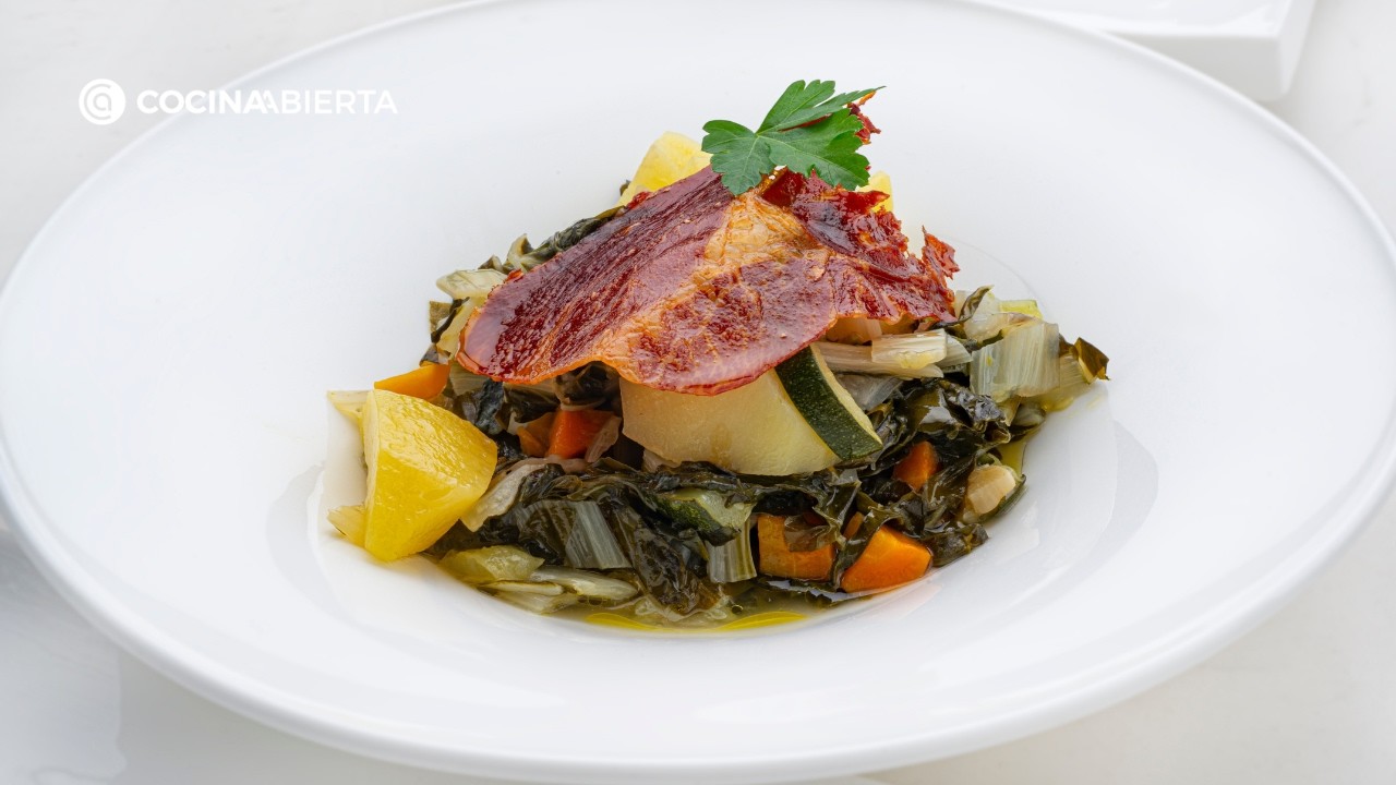 Acelgas con patatas y jam&oacute;n crujiente | Receta f&aacute;cil y rica de Karlos Argui&ntilde;ano