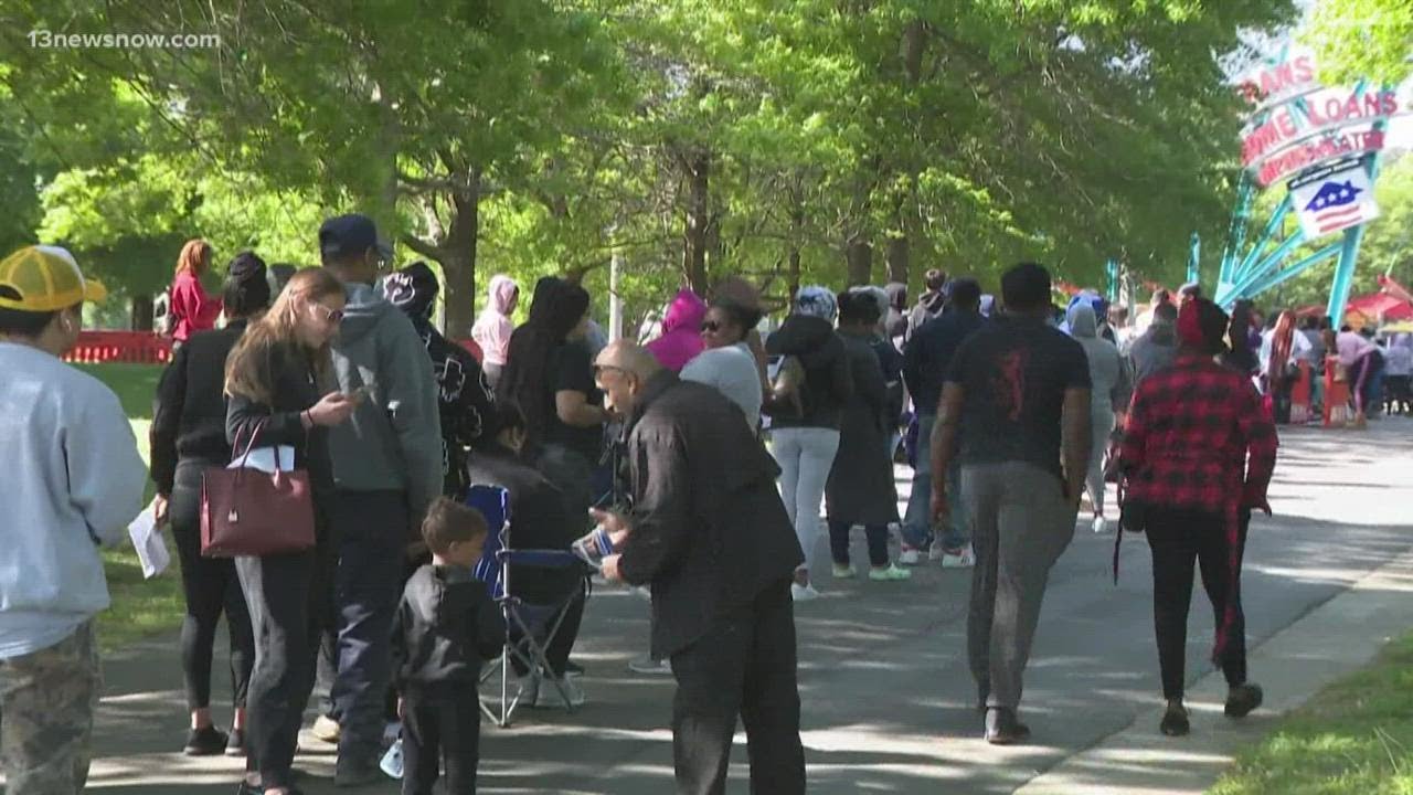 People wait in long lines to get SITW tickets at Veterans United Home Loans Amphitheater