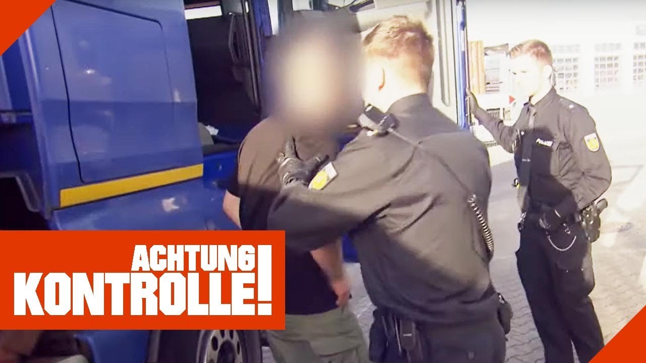Betrunkener Mann schlägt gegen LKW! Polizei muss einschreiten | Achtung Kontrolle | Kabel Eins