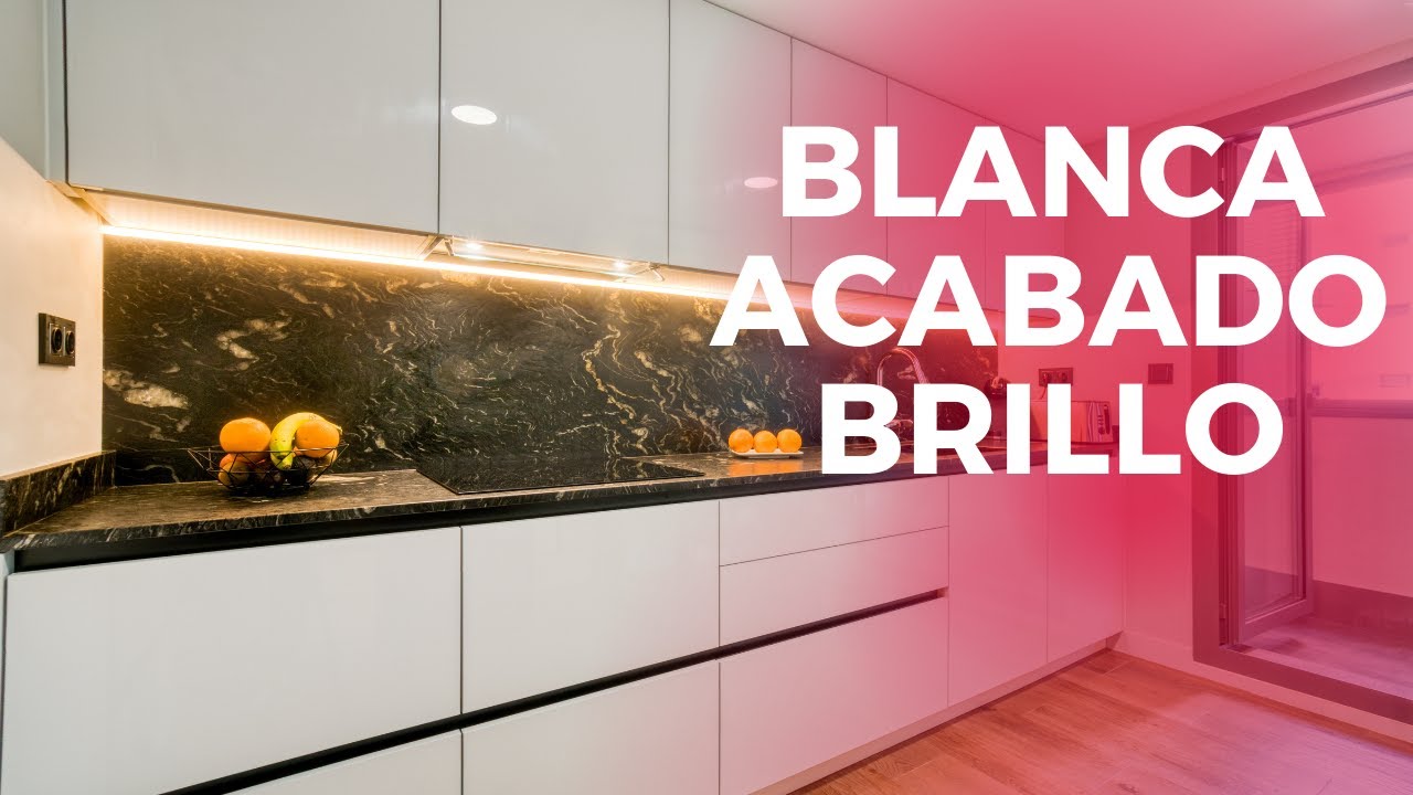 Cocina BLANCA en BRILLO con ENCIMERA de GRANITO