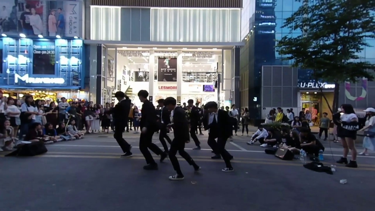 Street entertainments, Sinchon Seoul.