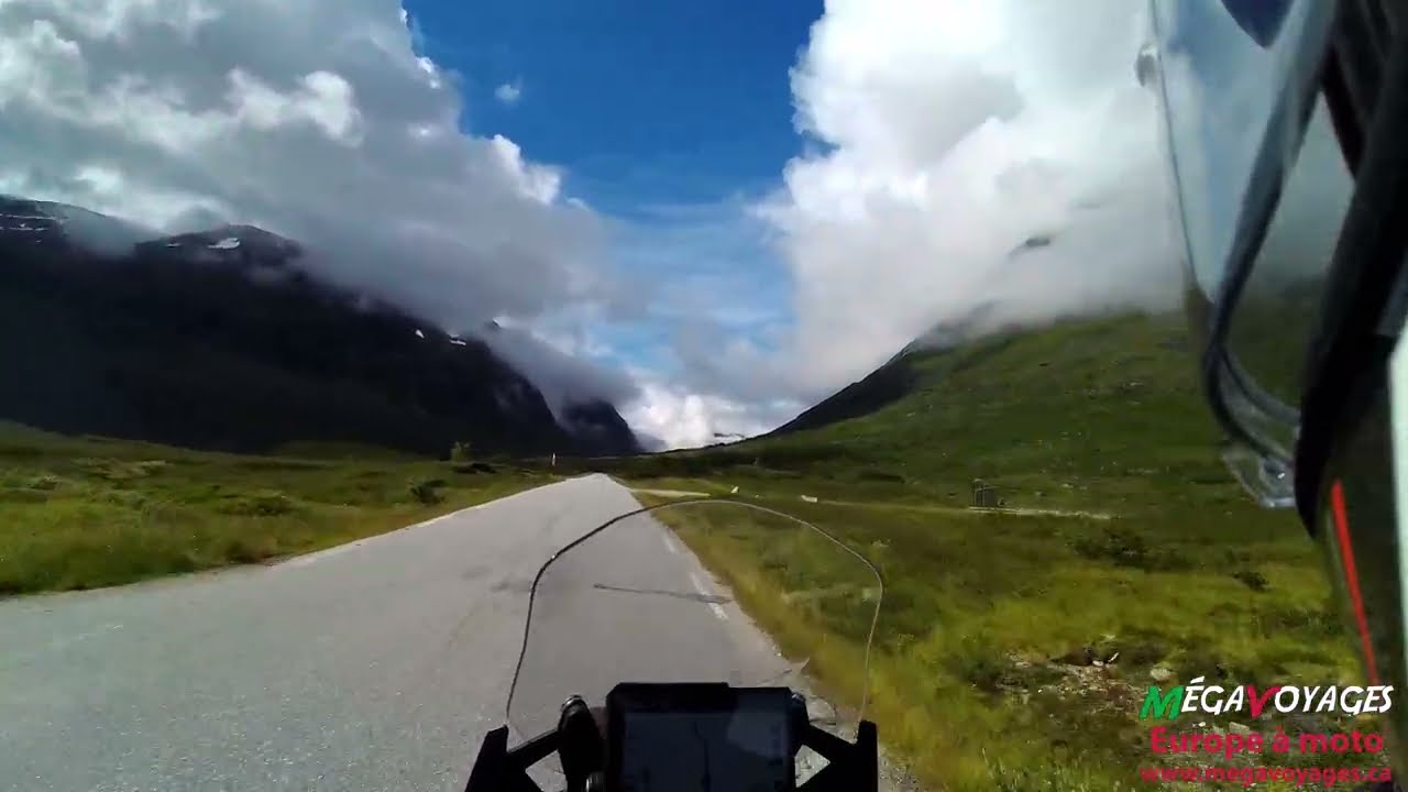 Dans les nuages de la Norvège à moto