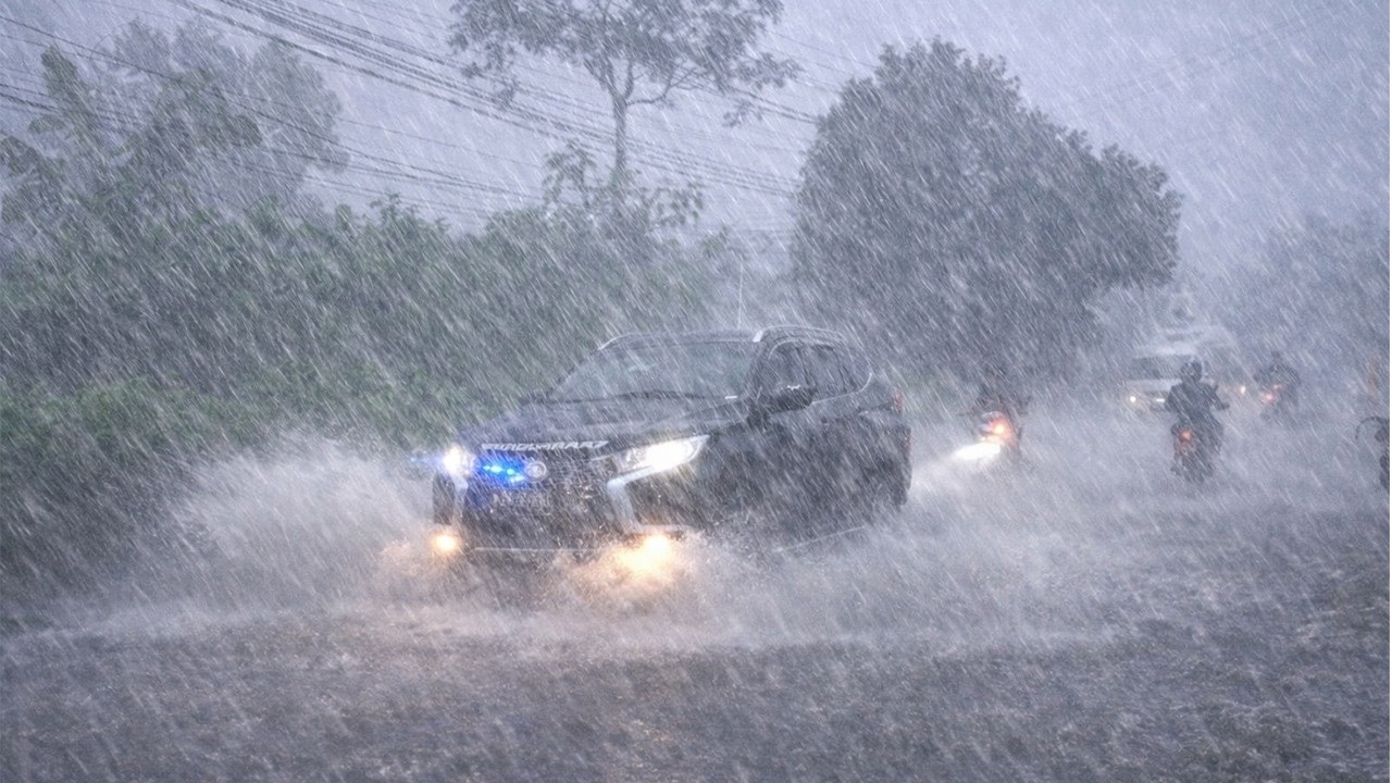 TERRIFYING STORM Turns City Streets Into a Raging River! 🌧️🌊 | Brutal Rain Flood Caught on Camera ⚡