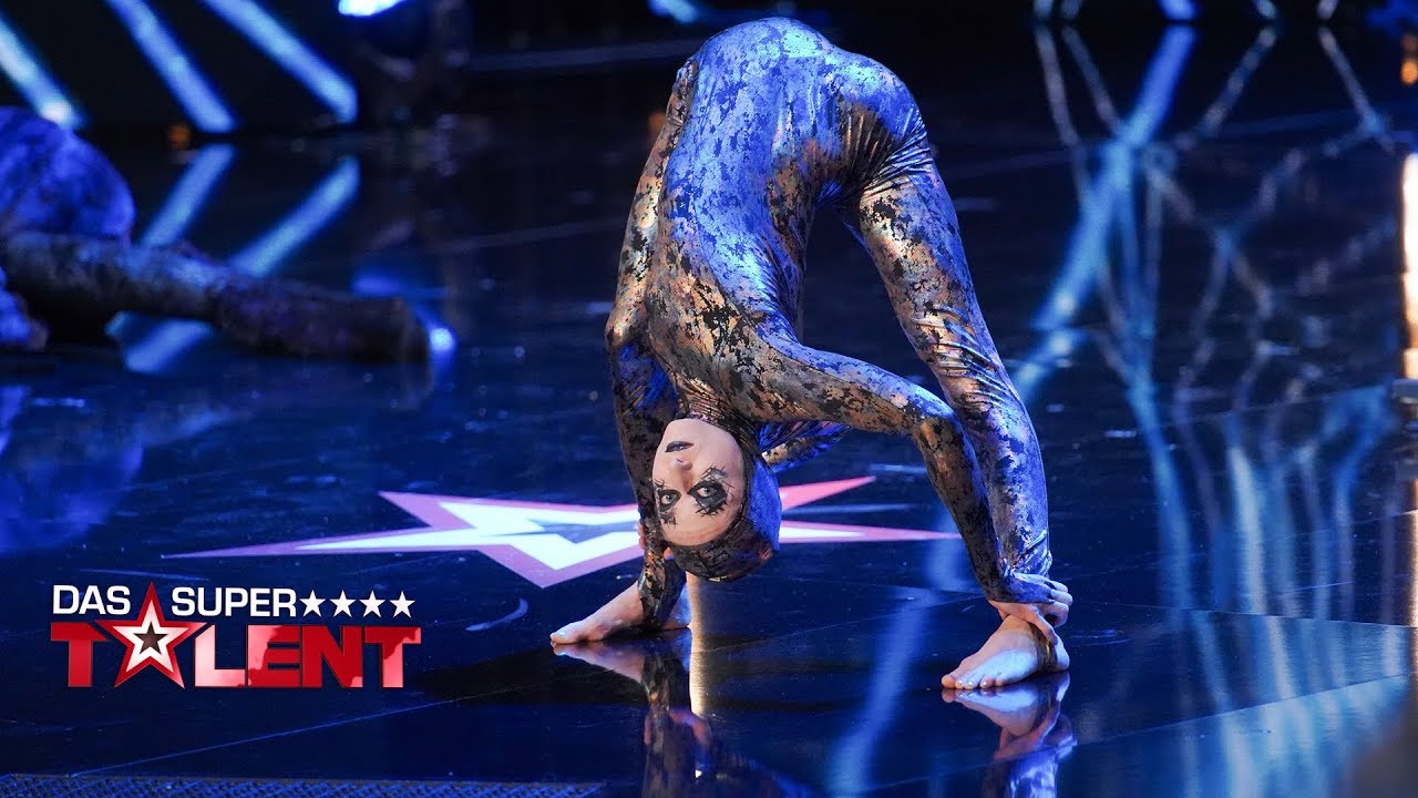 Oh mein Gott! Riesige Spinne seilt sich von der Decke ab | Das Supertalent vom 19.10.2019