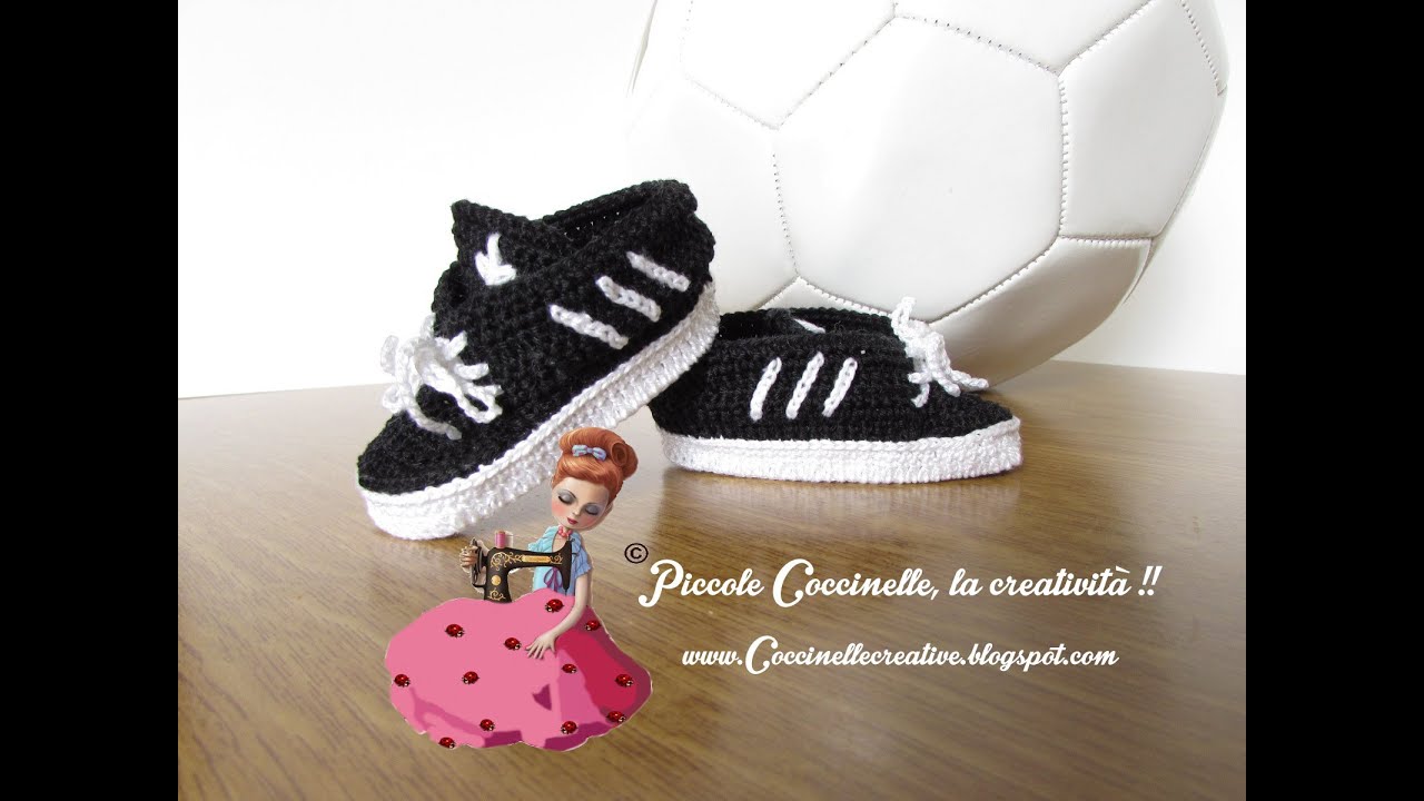 Scarpette stile Adidas nere e bianche realizzate a uncinetto, a mano!!