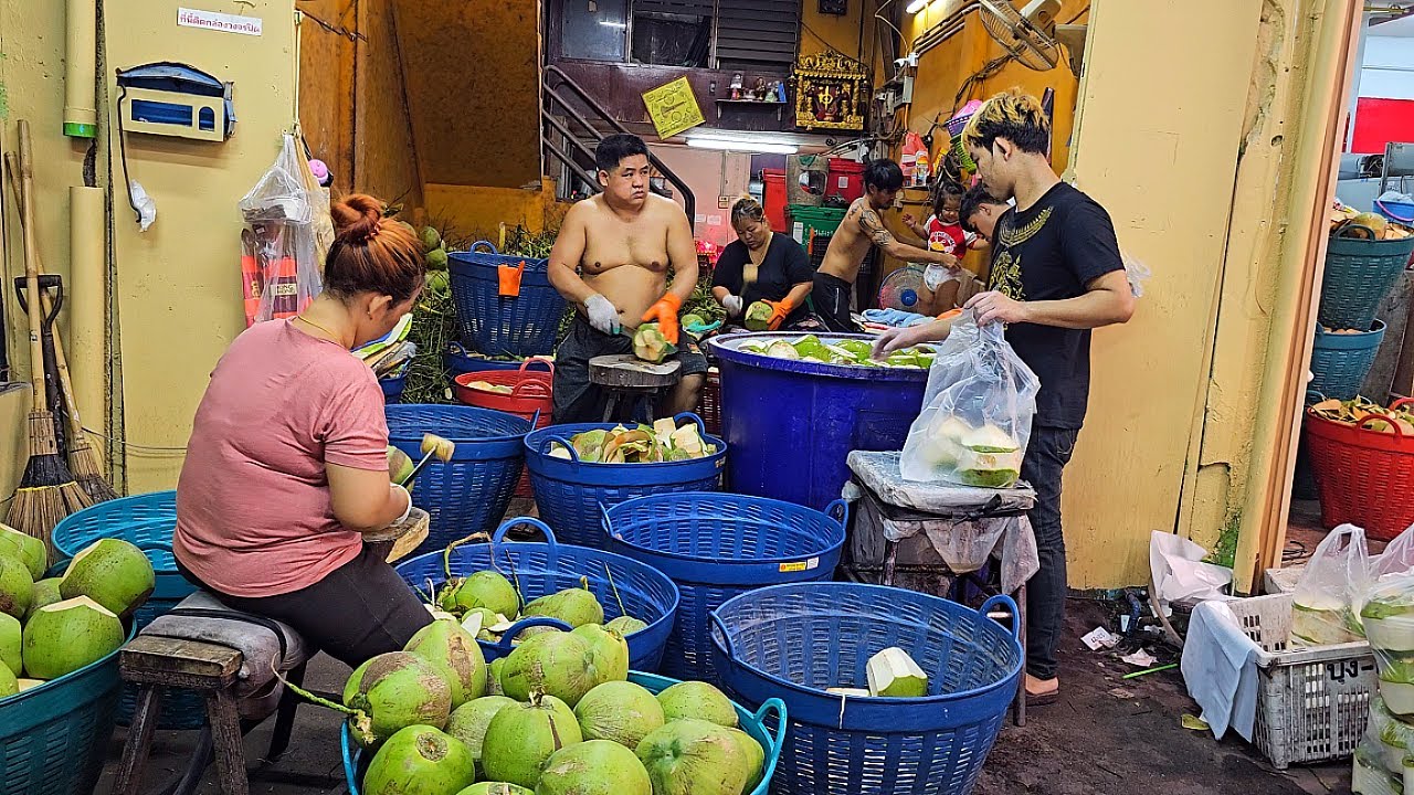 태국 코코넛 컷팅 장인들의 현란한 칼질! Amazing Coconut Cutting Skills - thai street food