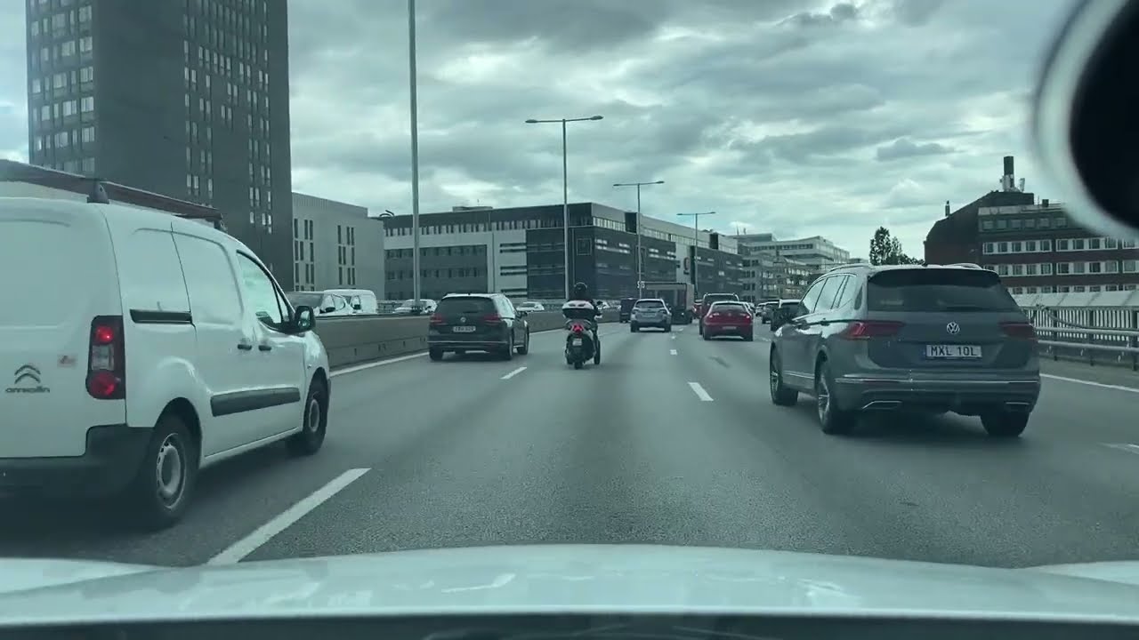 Habibi welcome to Sweden's motorway, traffic every day.   Trafik på motorväg i Stockholm varje dag