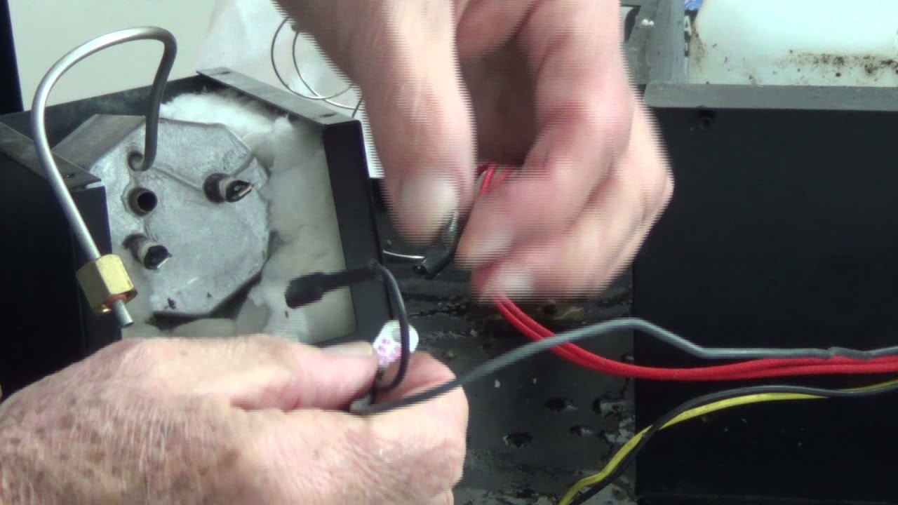 Máquina de fumaça ligou em 220 e queimou  Máquina de humo encendió 220 voltios y se quemó