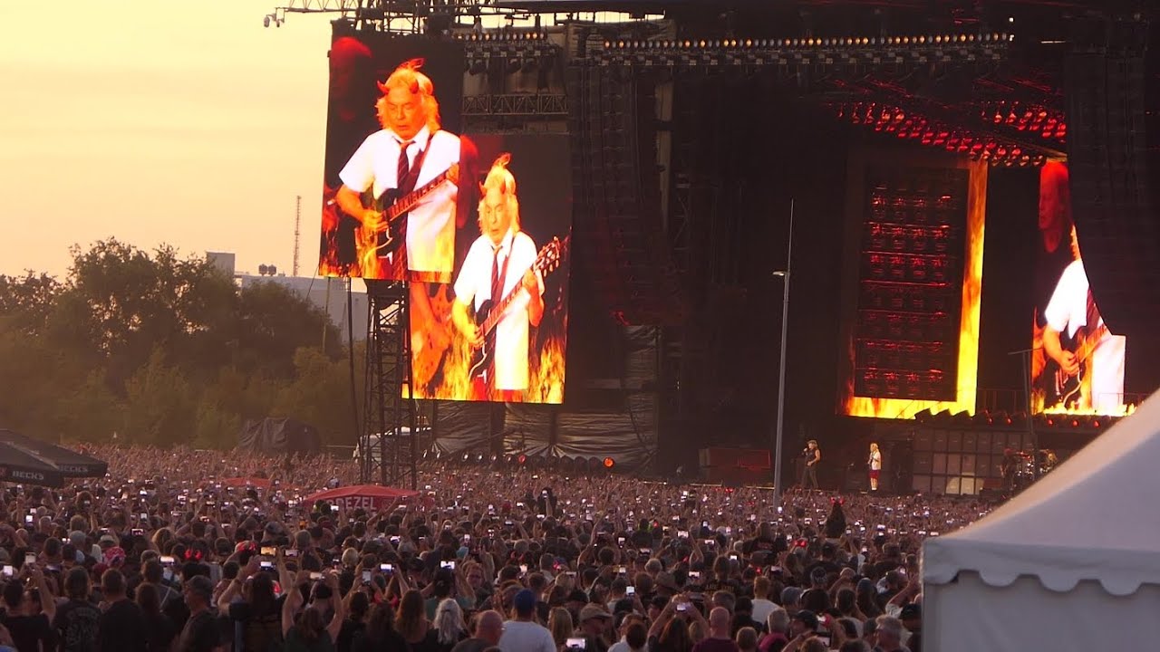 AC/DC live in Rheinstetten, In the sunset on the highway to hell