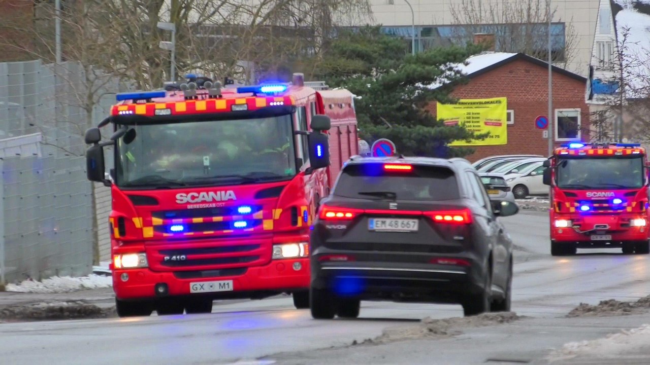 ST.GLADSAXE (GXM1+GXV1) ABA beredskab øst falck brandbil i udrykning Feuerwehr auf Einsatzfahrt