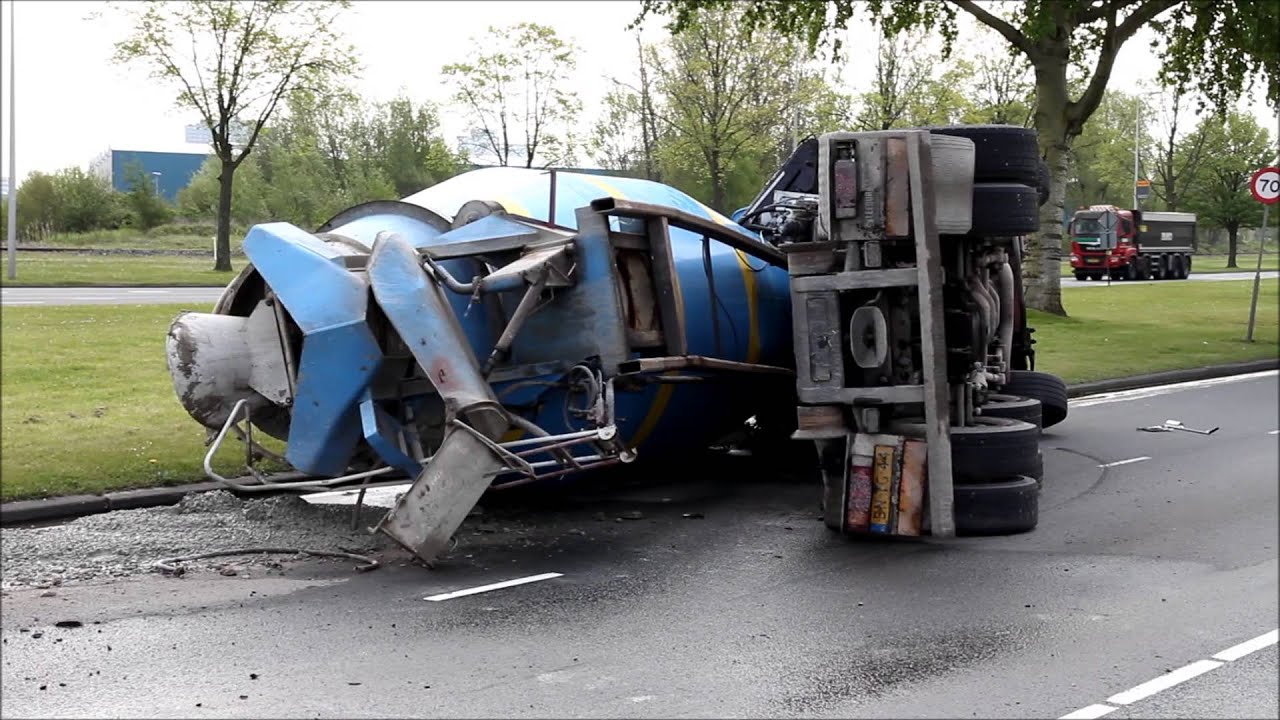 Betonmixer omgevallen op de Basisweg in Amsterdam.