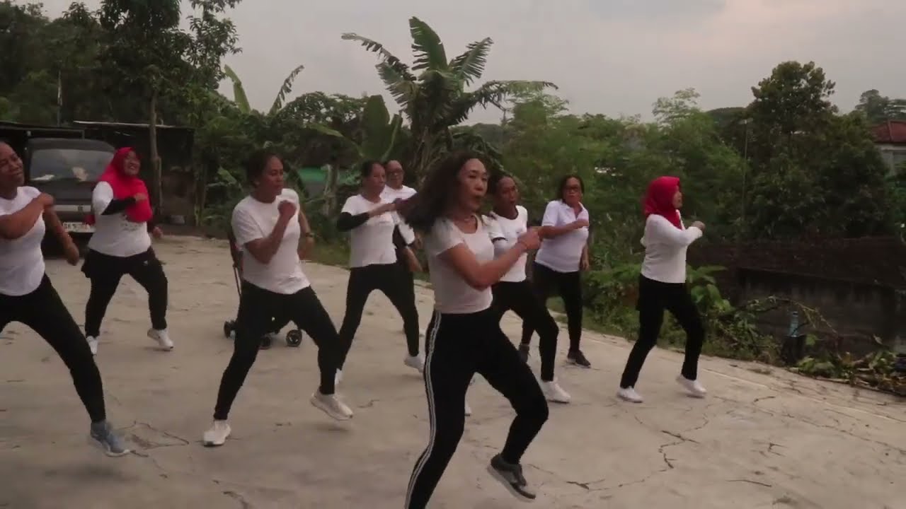 Zumba jenifer lopez/on the floor/by Yunita Pd