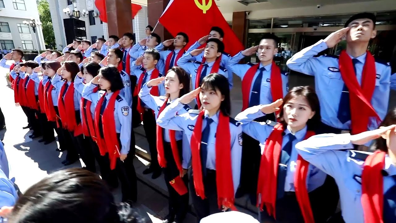 中国人民公安大学：在灿烂阳光下「快闪」｜People's Public Security University of China