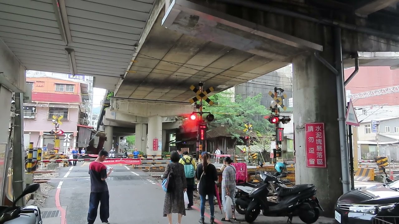基隆市成功路平交道