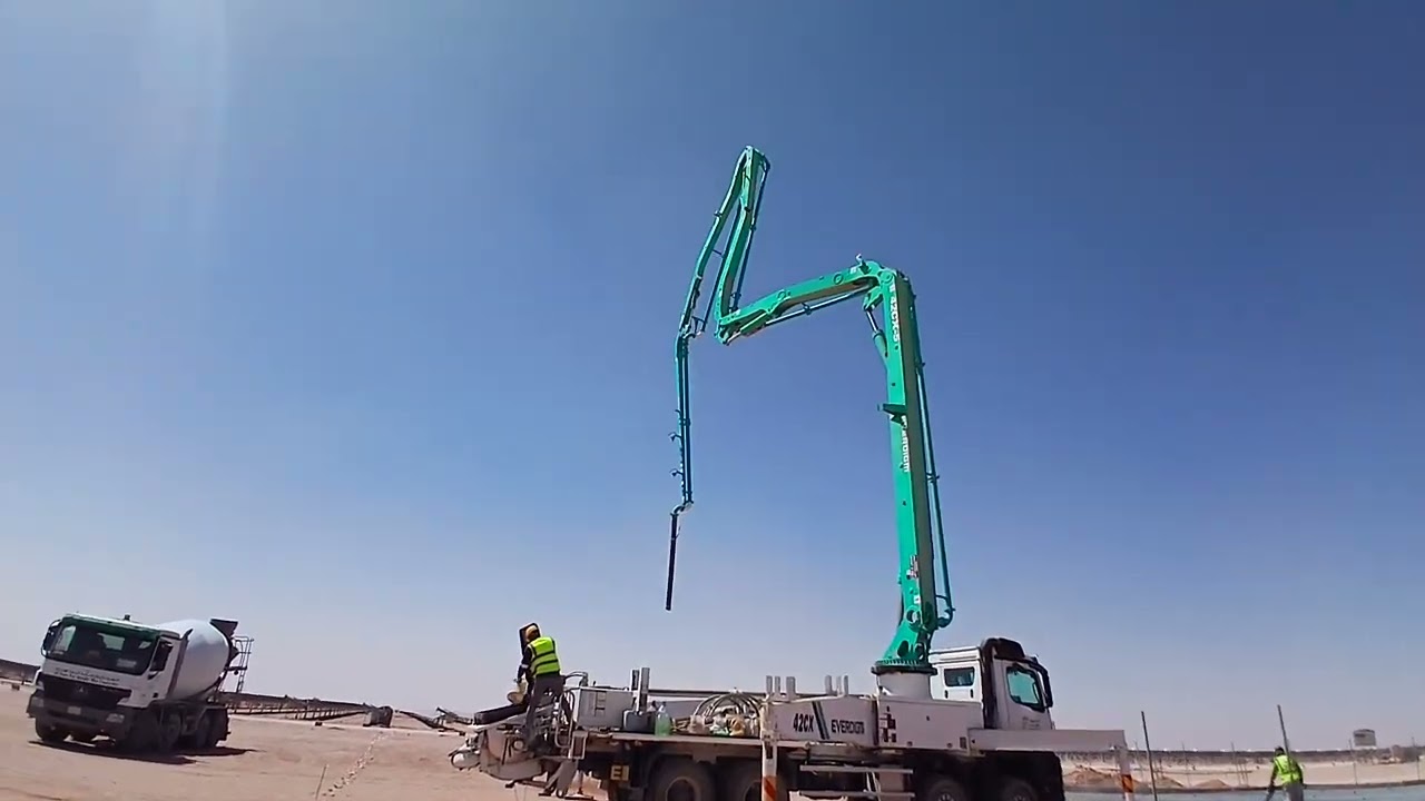 BOOM BOOM CONCRETE POMP MACHINE OPEN HIS BOOM PIPE ON SIDE 