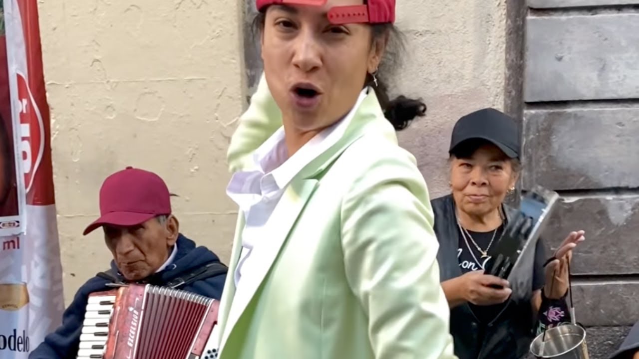Flor Amargo cantando con don José y doña Camila (TALENTO EN LAS CALLES)