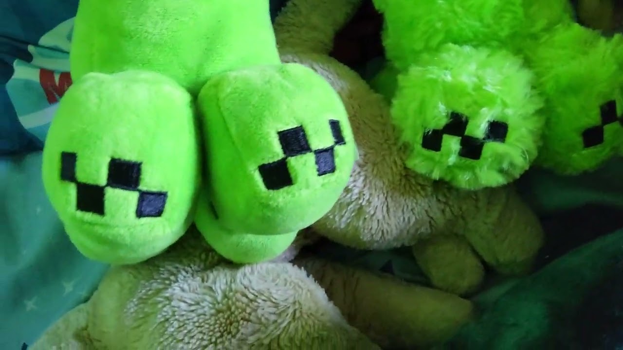 reviewing the new minecraft movie plushies creeper and Dennis the wolf
