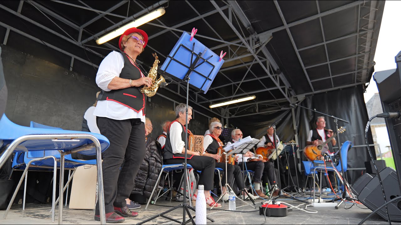 Marché à Larmor Baden  avec le groupe Muzikoroll de Korollerion Baden - 31 juillet 2025
