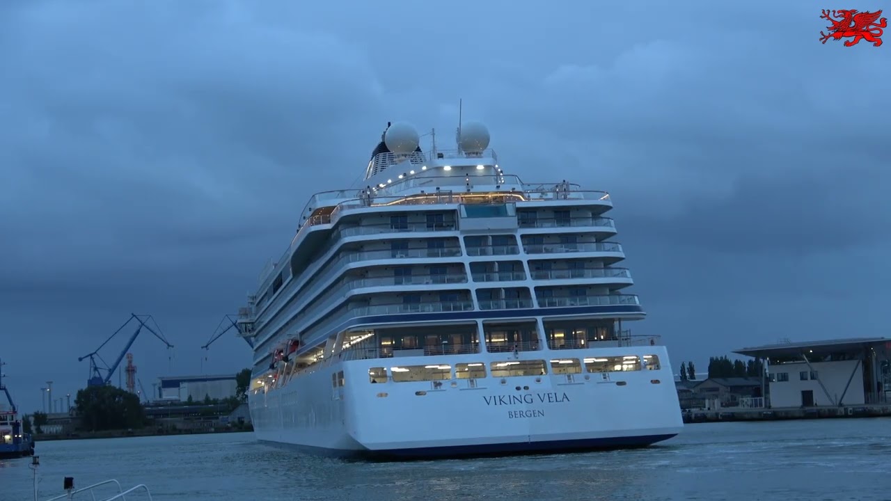 24.05.2025 Warnemünde:Das Luxuskreuzfahrtschiff Viking Vela um 4:50 Uhr b. Einlaufen in den Seekanal