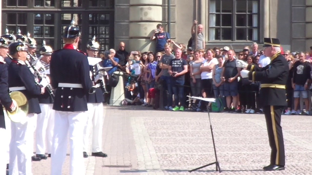 Stockholm - Changing of the Guard ceremony (Estocolmo - Render da Guarda)