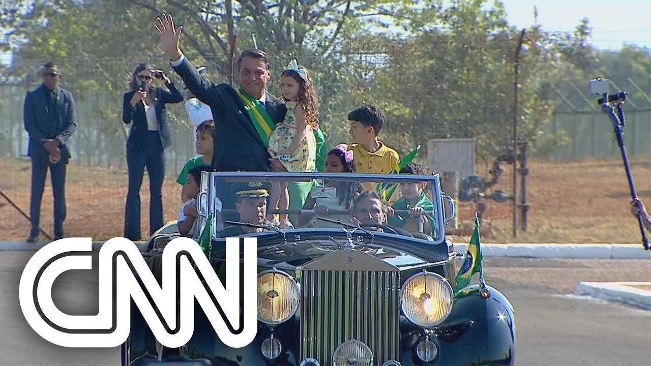 Bolsonaro participa do hasteamento da bandeira | NOVO DIA