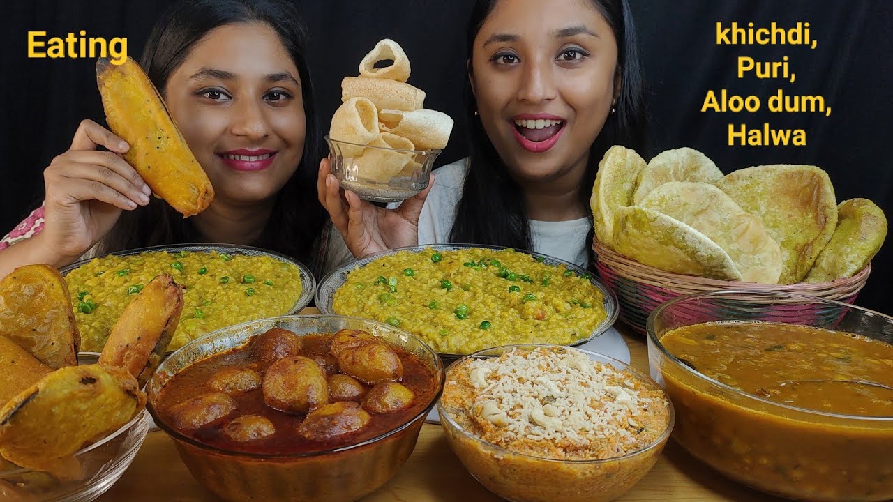 Eating😋Khichdi,Kashmiri Aloo Dum,peas Kachori(korasutir kochuri),Ghugni,Gajar ka Halwa,Beguni,papad😋
