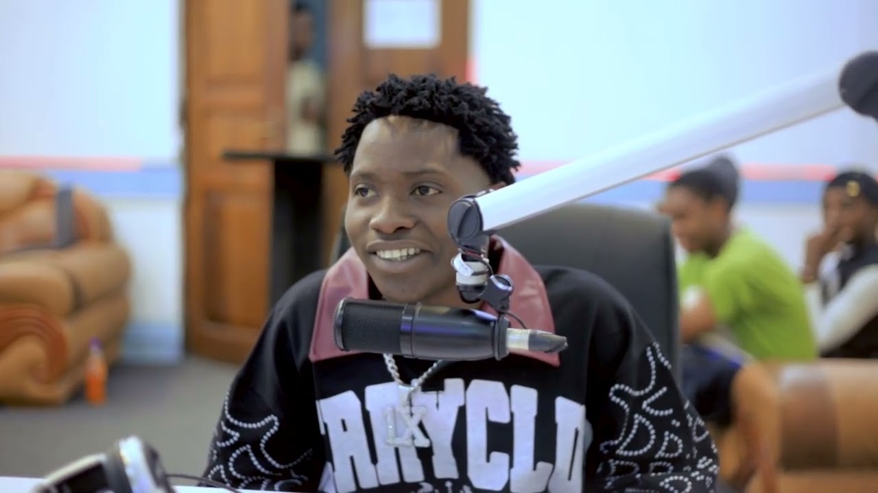 Dazo kipaji akiimba live city fm  (sikiliza uwezo alionao) ni balaa