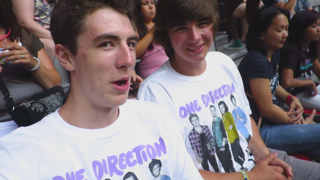 CRAZY ONE DIRECTION FANS! ( Funny Videos & Moments - One Direction Live )