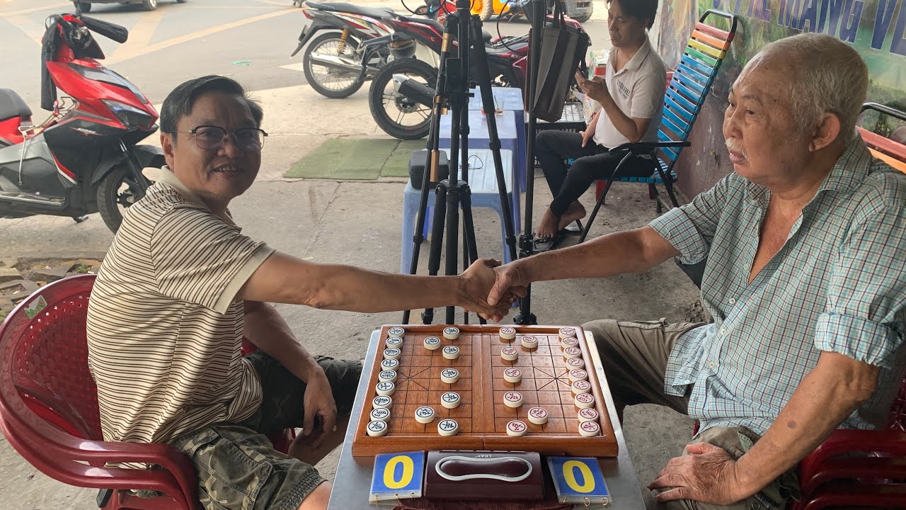 Chú Việt hỏi anh Cẩm năm mới khỏe không và cái kết!