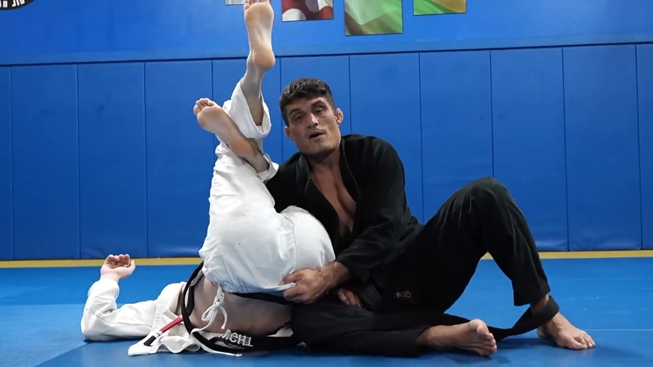 Omoplata defense lifting hip