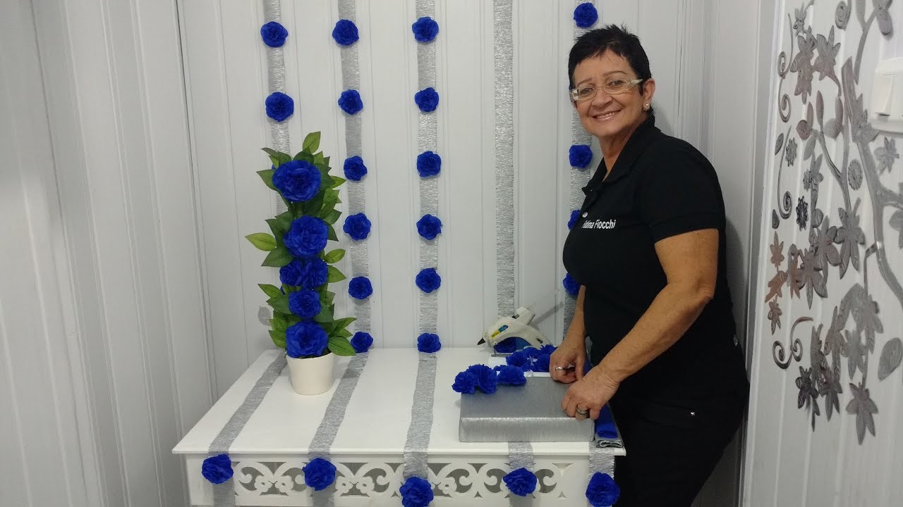 Aula 42 - Como fazer um painel com flores de papel crepom