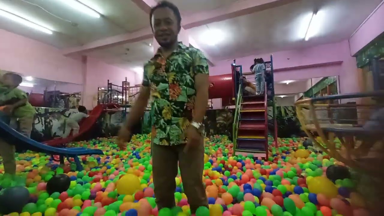 Reza lagi senang mandi bola@Ady Anak Desa @yeni anakdesa