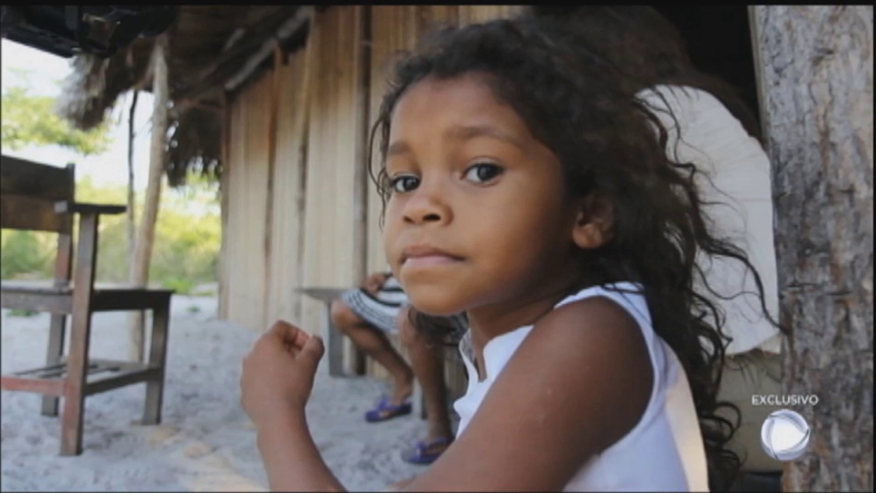 Grávida do quarto filho, mãe de 22 anos alimenta a família com farinha e água suja