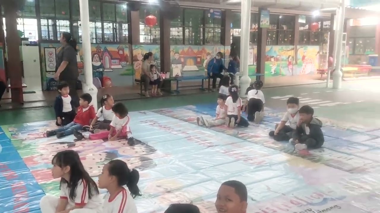 Perlombaan susun huruf di sekolah TK MW oleh Iren TKB