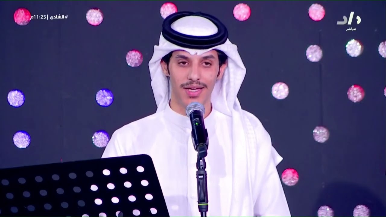 بالنصائح والتوجيه من اللجنة على الأداء واختبار اللحن