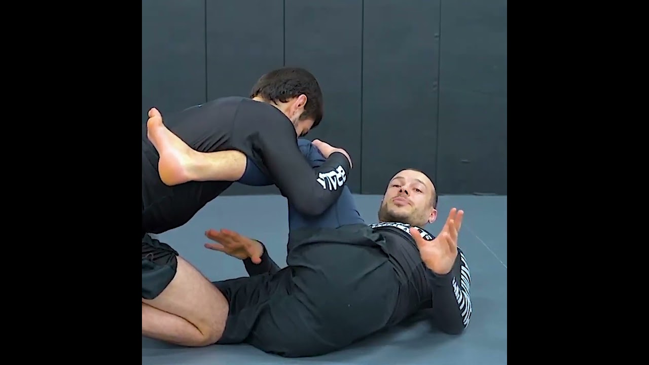 GUARD RETENTION KNEE THROUGH DRILL by Lachlan Giles