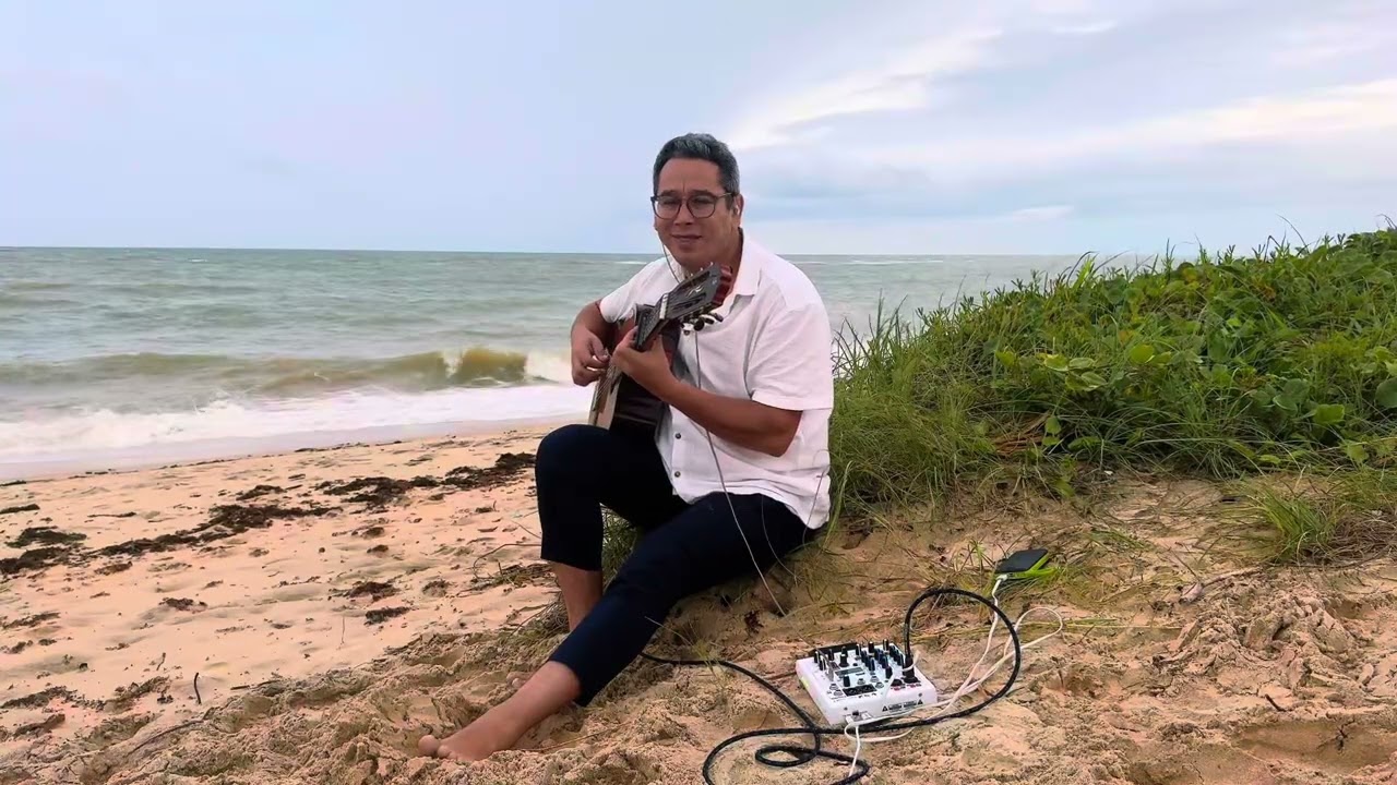 LOUVANDO A DEUS COM MEU VIOLÃO NA PRAIA