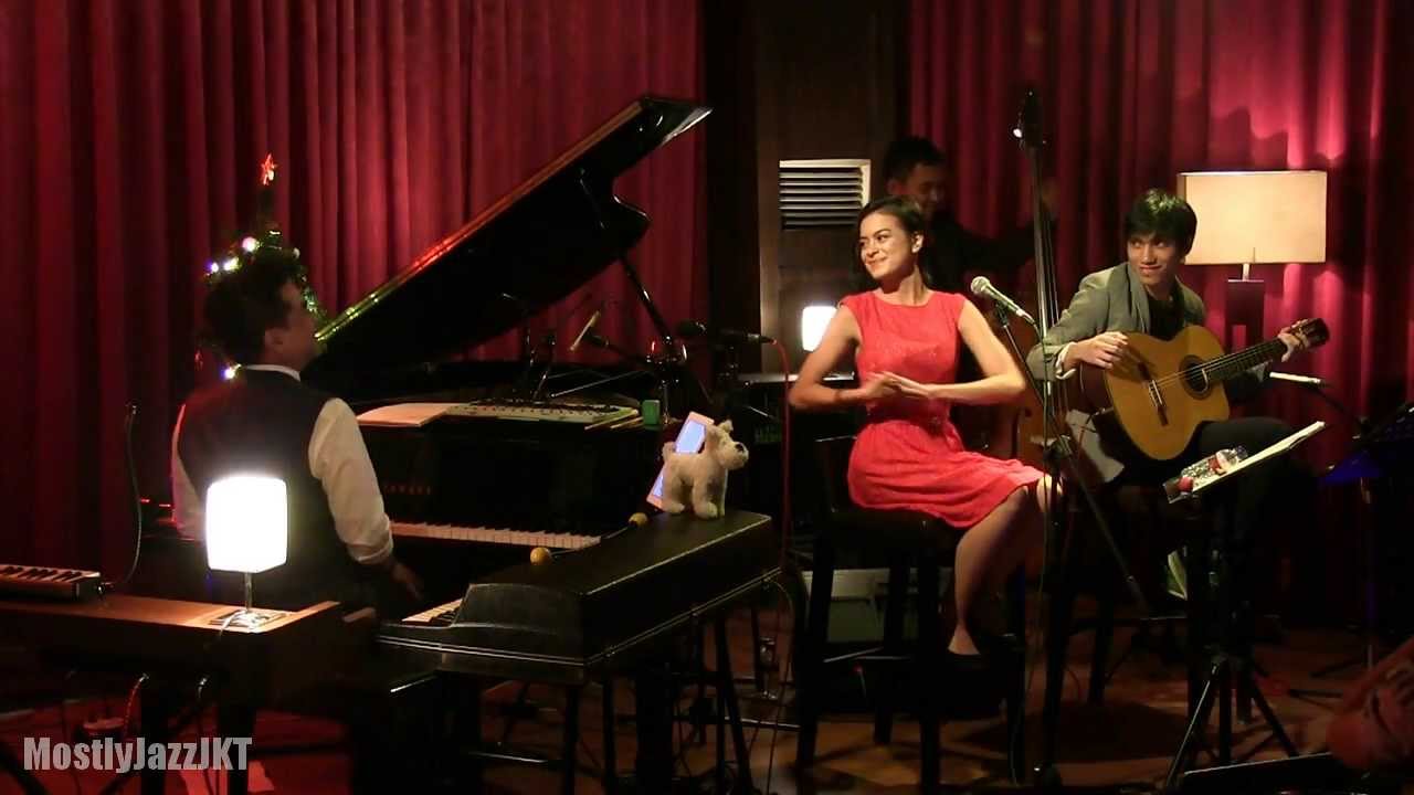 Eva Celia - Silent Night @ Mostly Jazz 21/12/13 [HD]