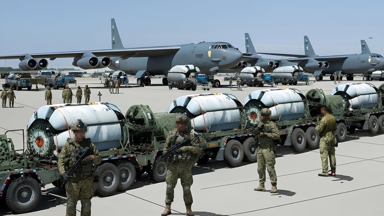 От холодной войны до XXI века: американские B-52 теперь несут гигантские вращающиеся пусковые устано