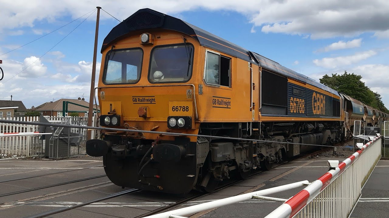 ( Brigg Wednesdays Episode 27 ) Freight & Northern at Brigg Station / level crossing, June 2025 🇬🇧🚄