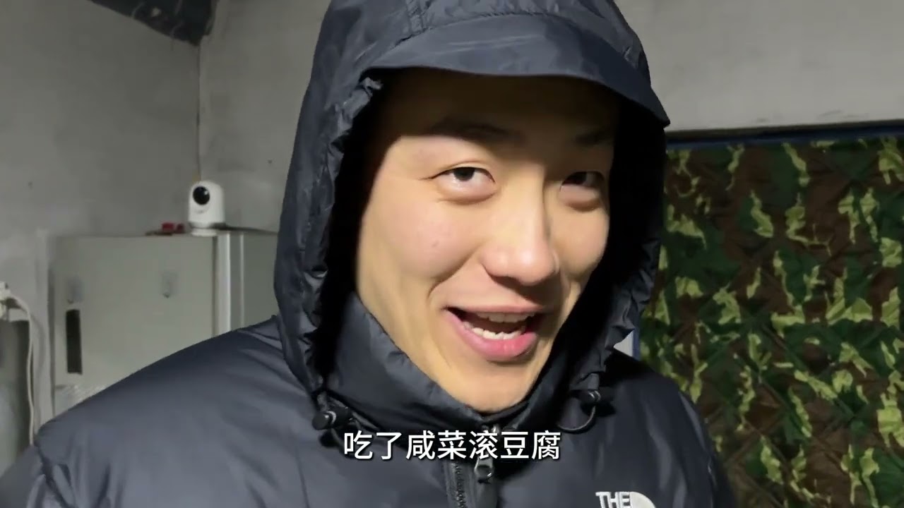 一百块钱买了一堆小烟花，测评完烟花一起吃咸菜滚豆腐
