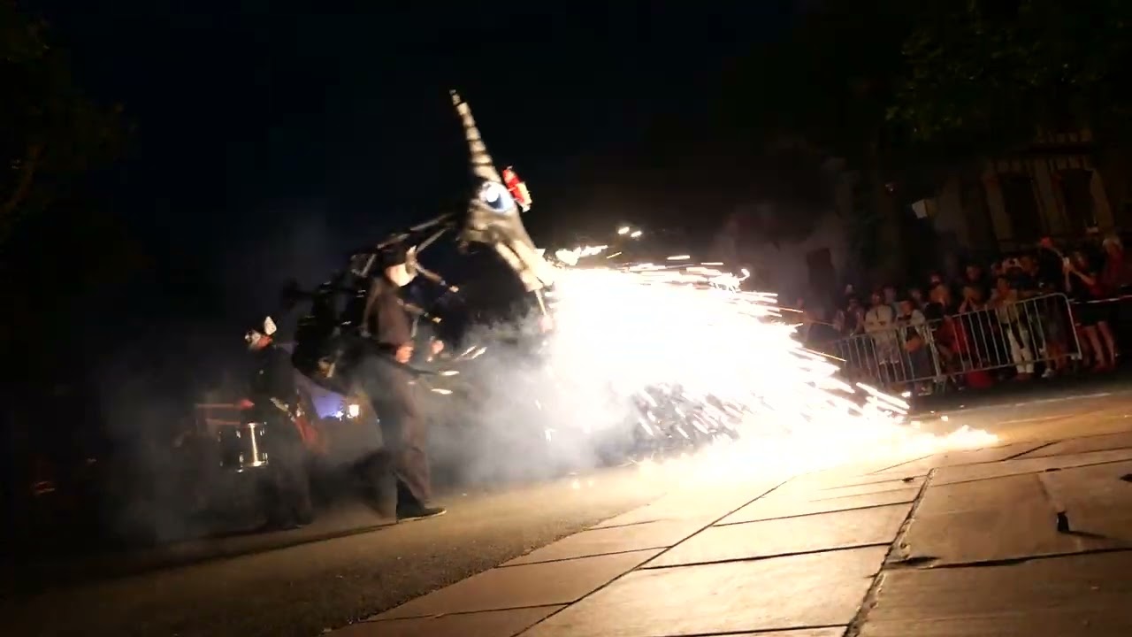 Les Tambours de feu de Deabru Beltzak pour le final des fêtes de la Saint Jean à Saint-Jean-de-Luz
