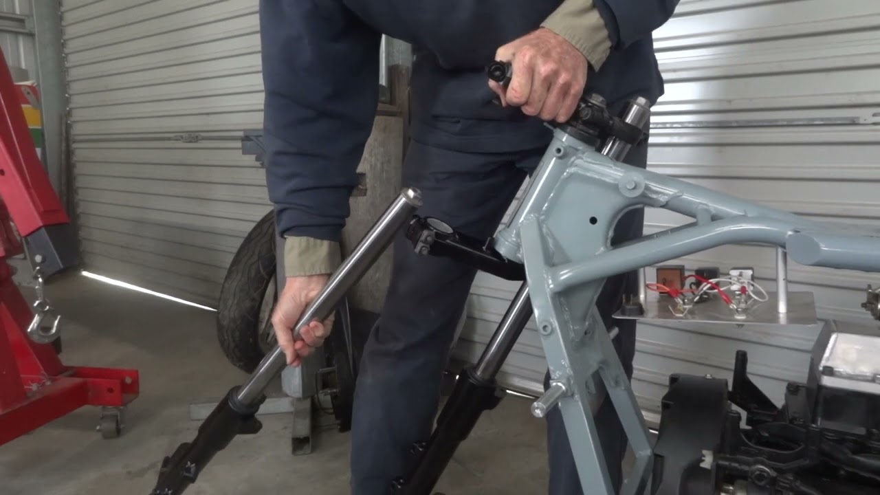 Mercurial Outboard Motorbike Mercury 2 stroke V6 assembly part one and first fire up