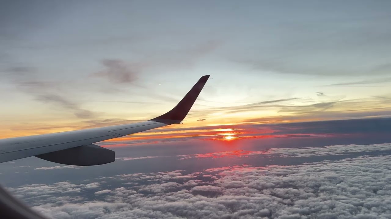 Watching Sunset from a Plane Window | 2 Minutes Above the Clouds