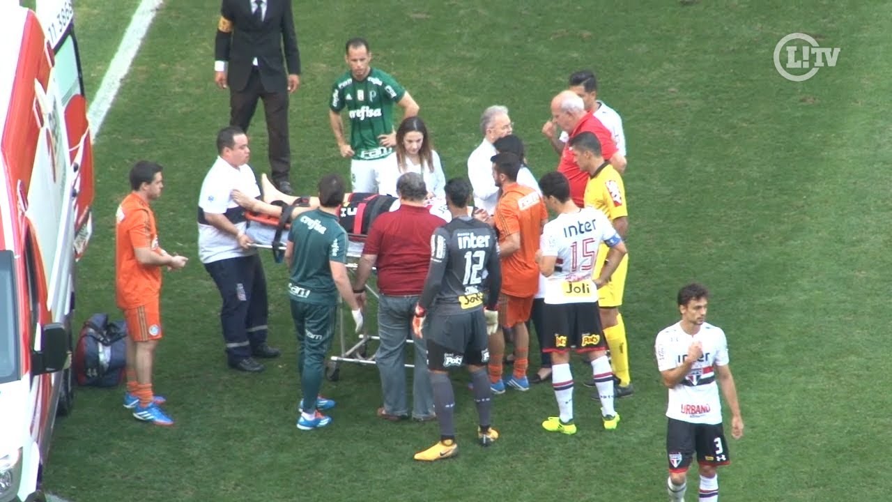 Lucas Pratto cai desacordado após choque e é retirado de ambulância do Allianz Parque
