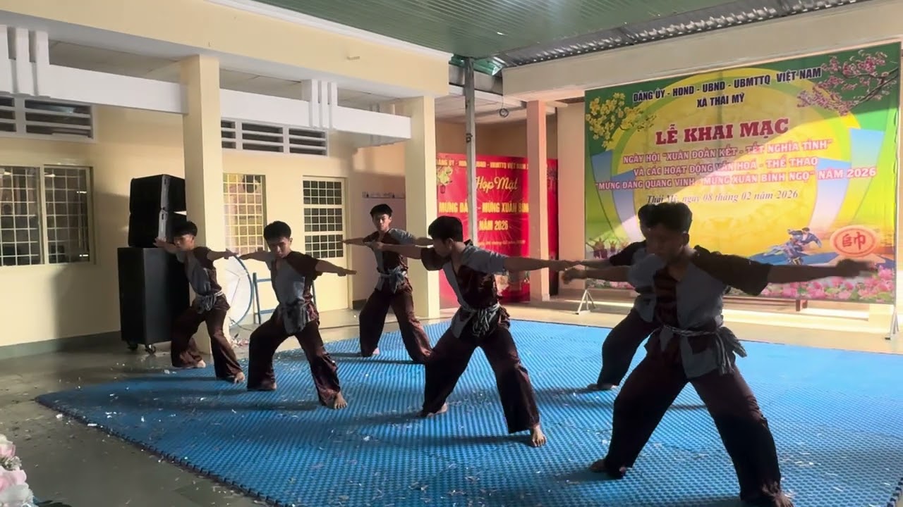 Võ nhạc Ru con Tony biểu diễn cùng bạn 